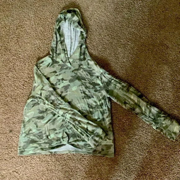 old navy light weight cropped camo